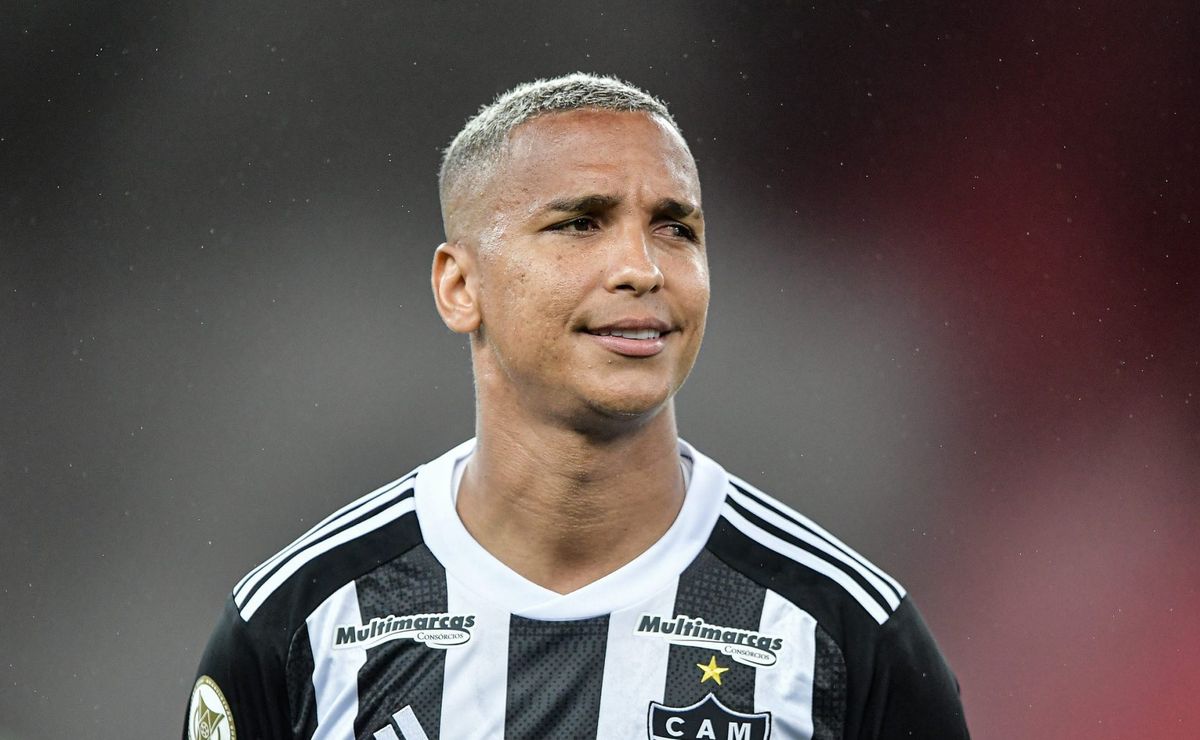 Grêmio busca informações sobre a situação de Deyverson no Atlético após Quinteros pedir centroavante