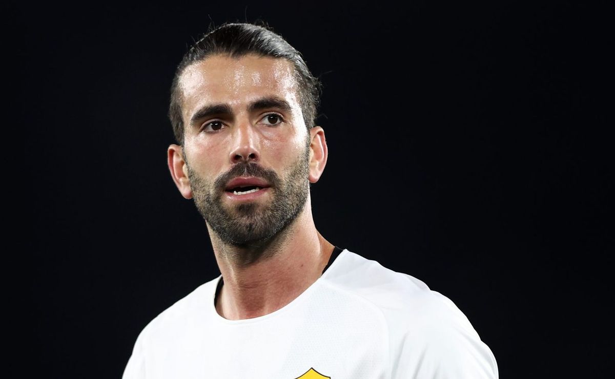 Após fazer oferta, Santos vê Sérgio Oliveira assinar com rival da Série A