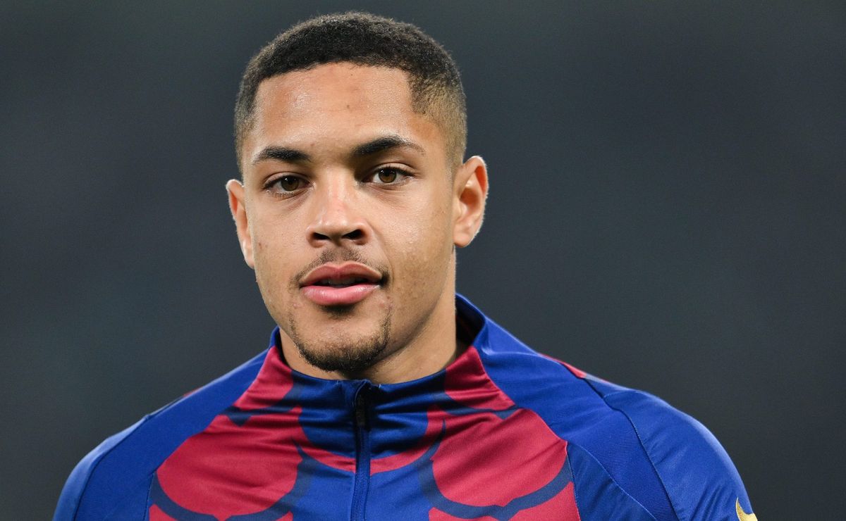 Palmeiras se acerta com Barcelona para contratar Vitor Roque por R$ 150 milhões, diz PVC