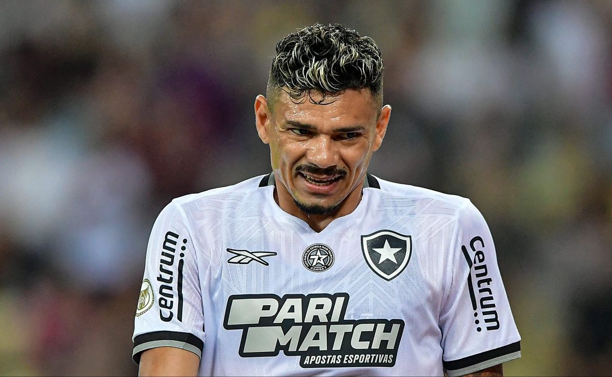 Tiquinho Soares, ex-Botafogo, recebe críticas após compartilhar protesto contra gramado sintético