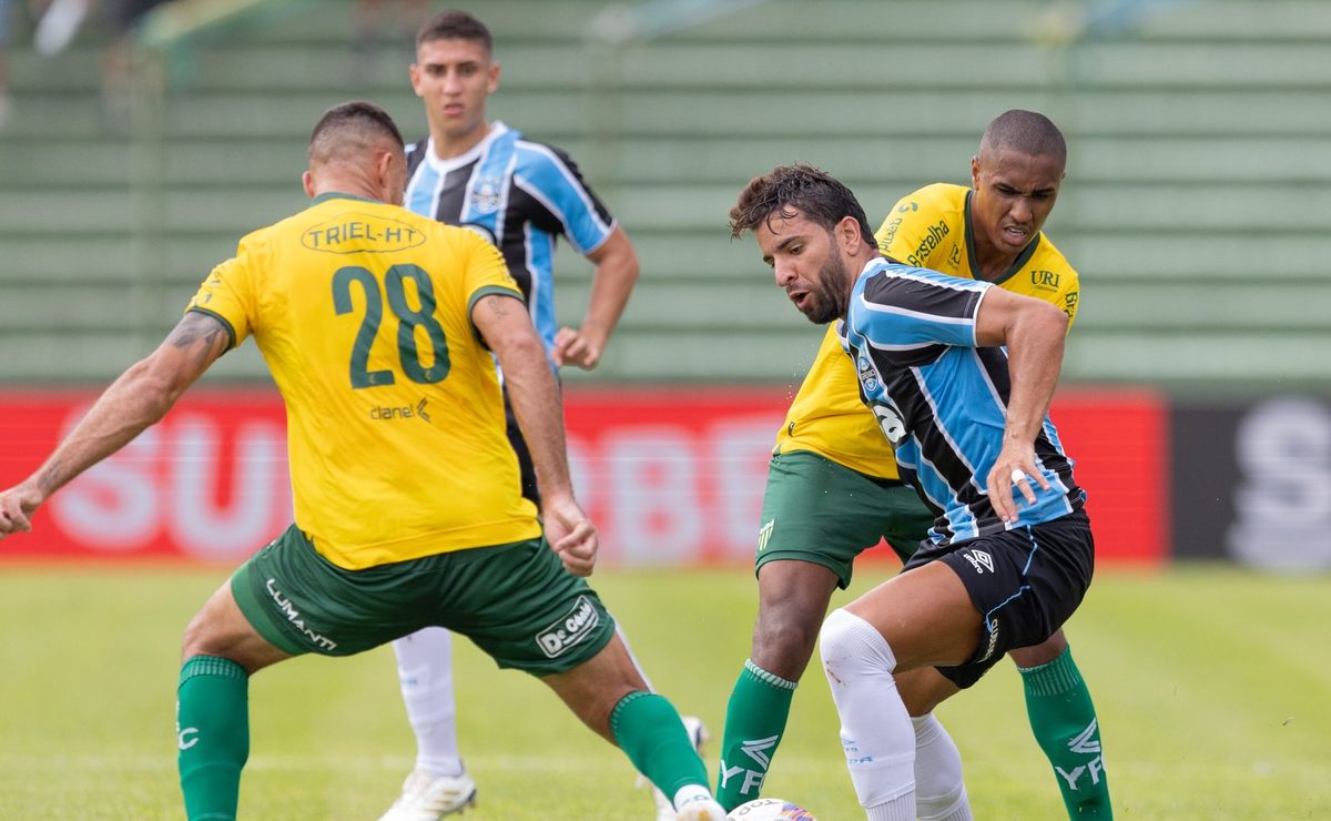 Meia do Grêmio em último ano de contrato é cortado de relacionados e deve sair