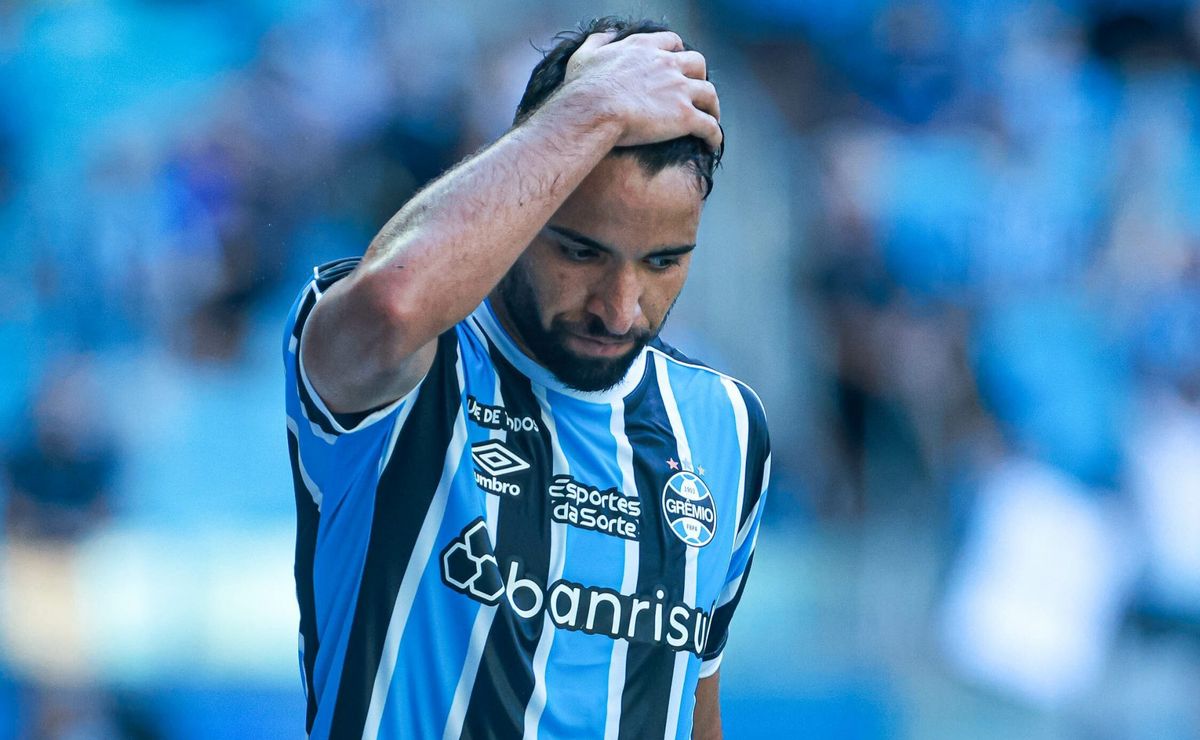 Pepê tem dores na lombar, é preservado na Copa do Brasil por precaução e não vai sair do Grêmio