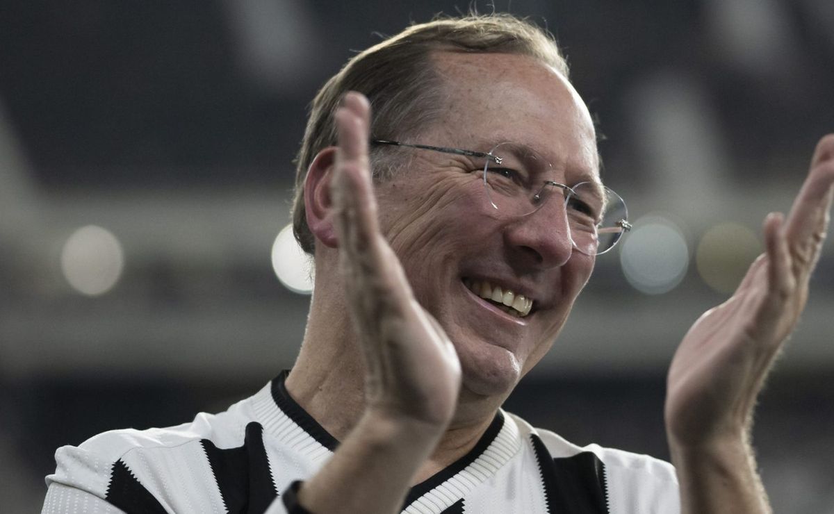 John Textor tira onda com provocação de Casagrande e o convida para jogo no Rio de Janeiro: “Talvez aprenda algo”