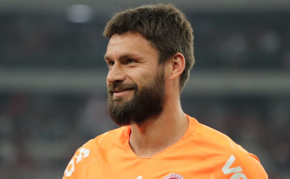 Rafael Sóbis discorda da volta do lateral-direito William ao Internacional