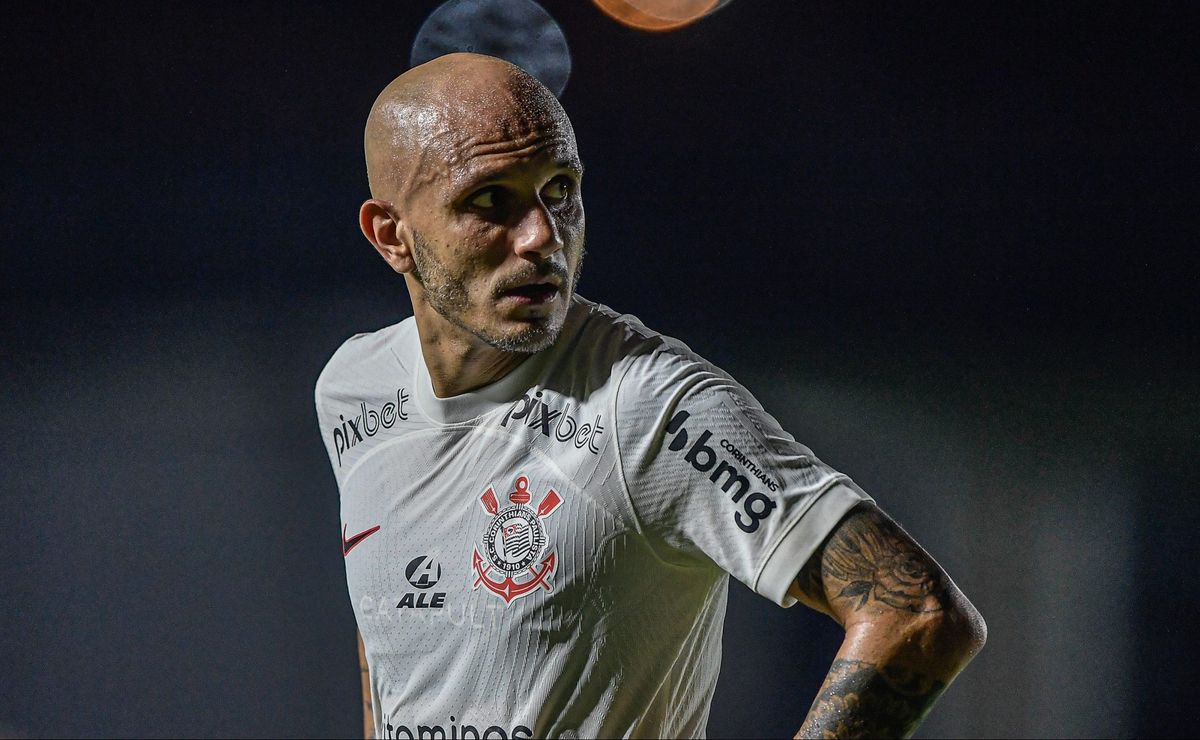 Fábio Santos, campeão da Libertadores com o Corinthians analisa estreia na competição ‘Complicado’