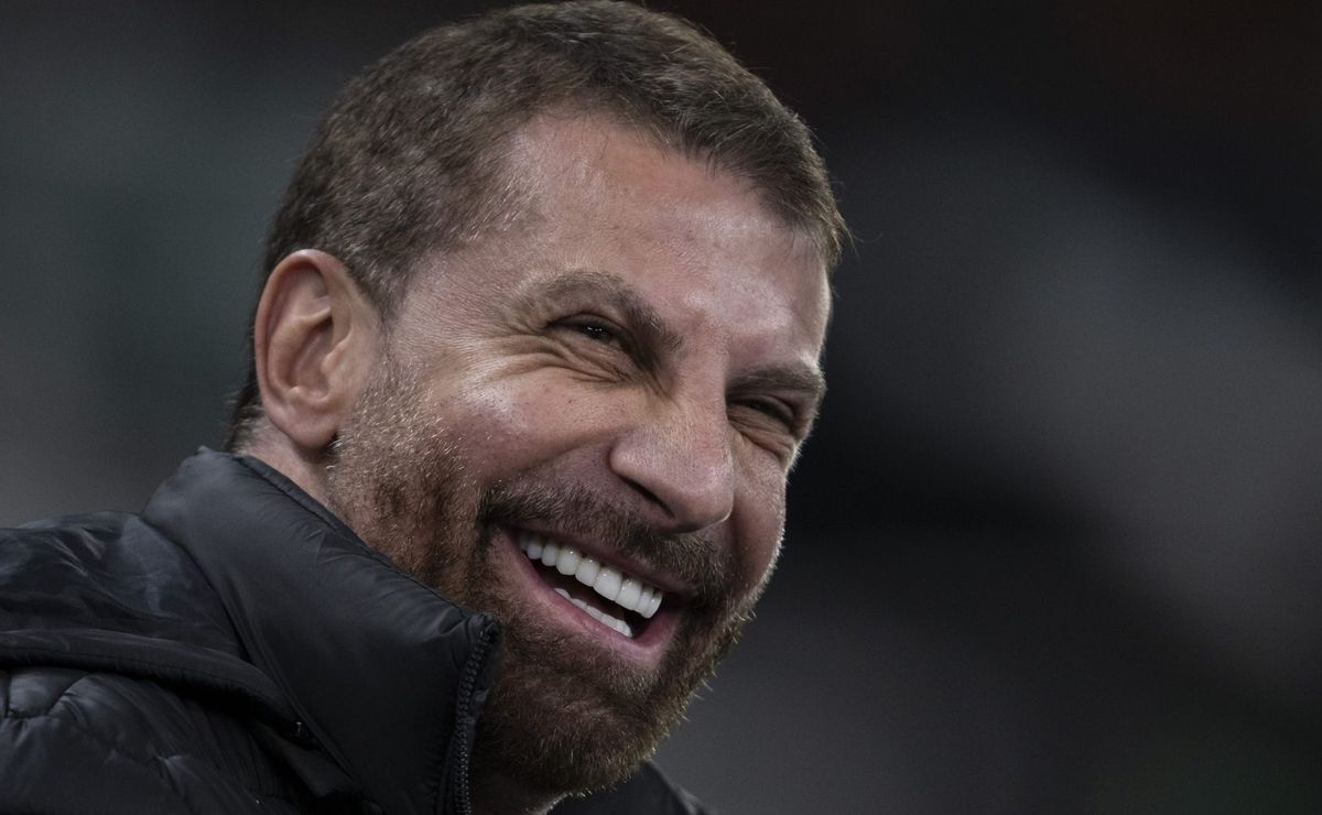 Pedrinho age nos bastidores e se aproxima de atacante avaliado em R$ 36 milhões