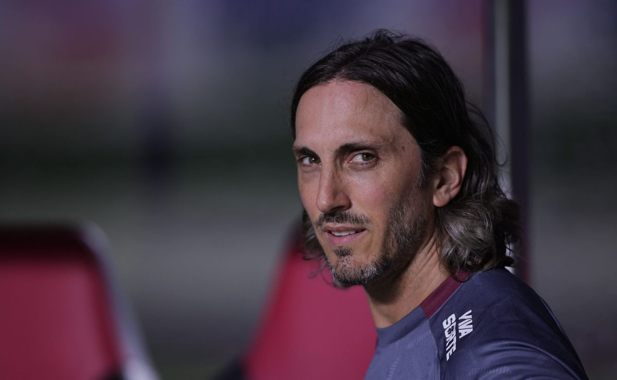 Saída de Zubeldía do São Paulo tem apoio da torcida após derrota para a Ponte Preta