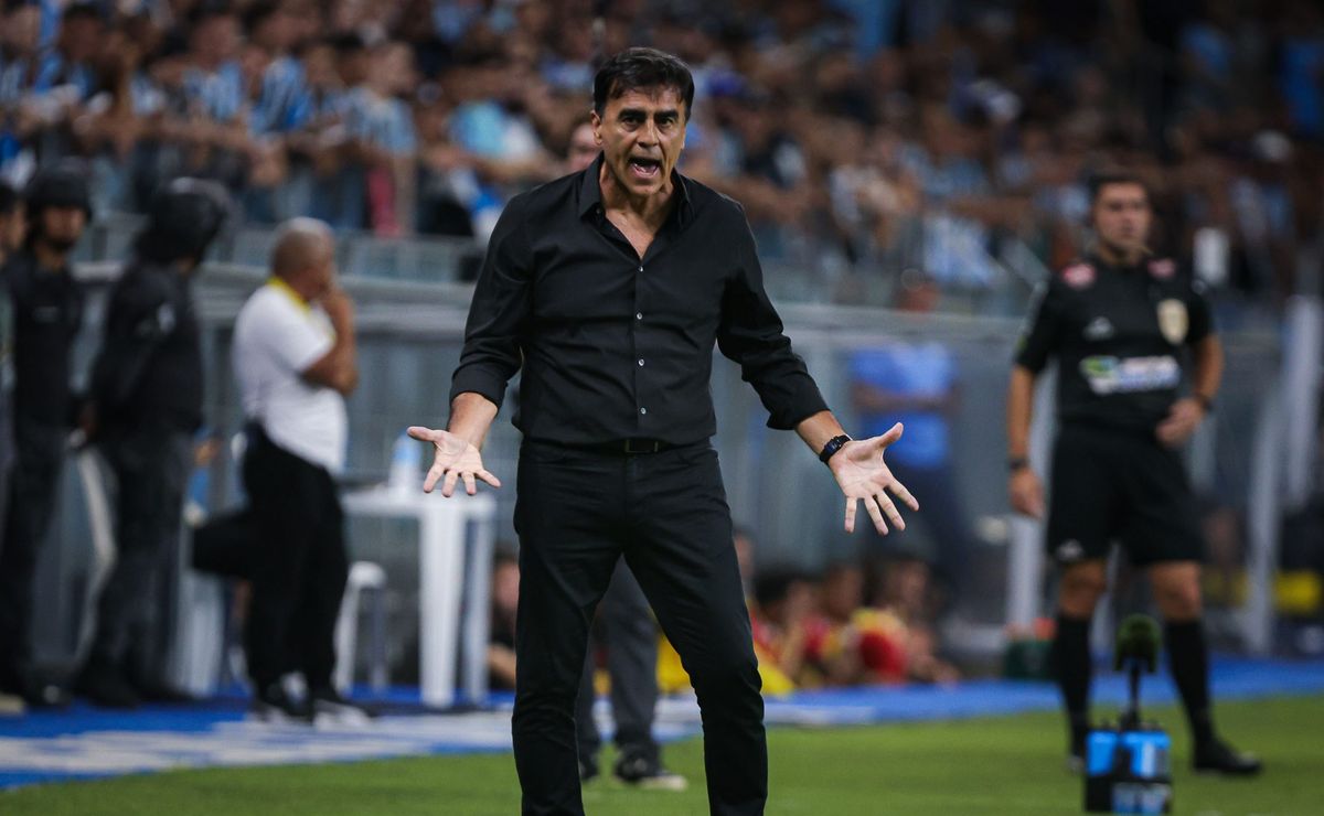 Gustavo Quinteros liga sinal de alerta após classificação dramática do Grêmio na Copa do Brasil