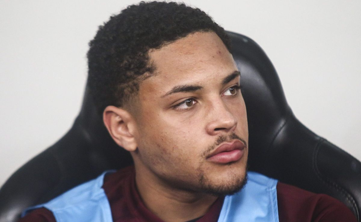 Vitor Roque chegando ao Palmeiras é projetado por Flávio Prado: “Será que vai dar certo?”