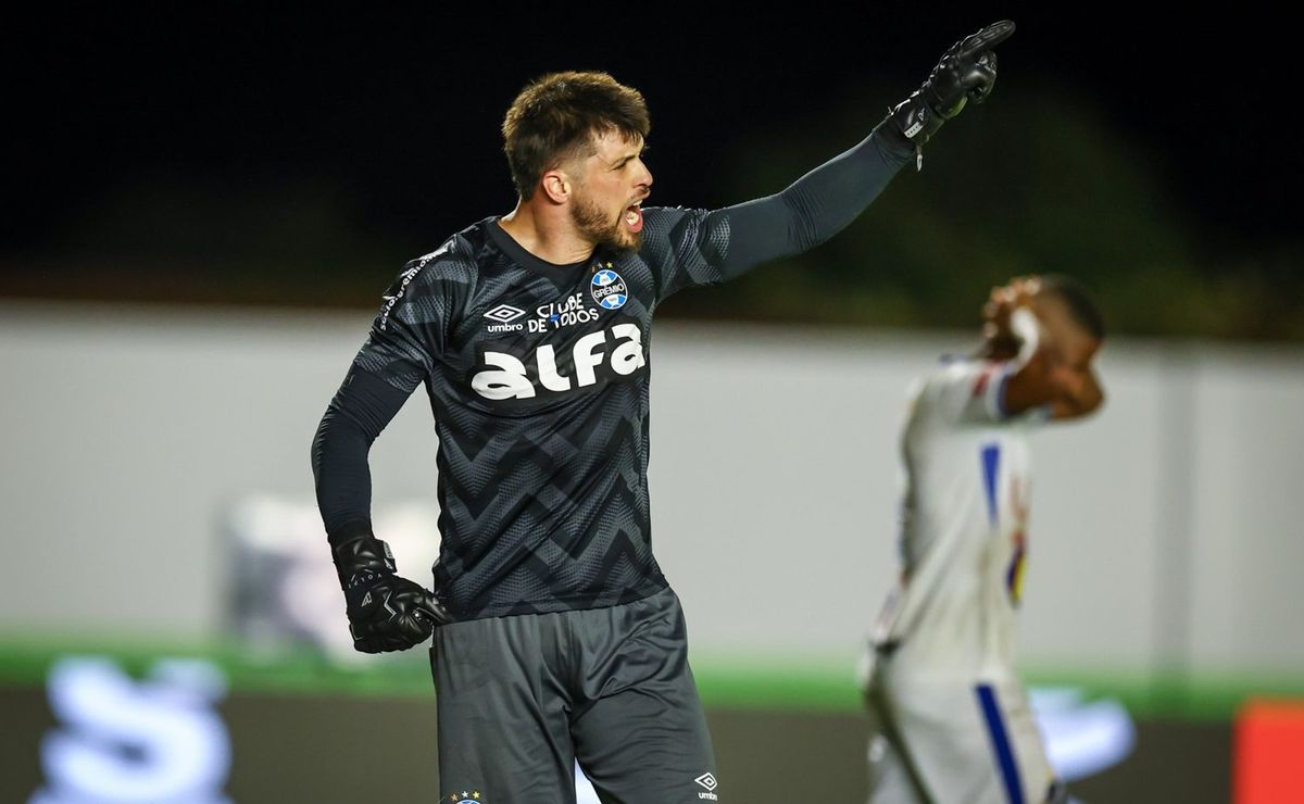 Torcida do Grêmio pede desculpas a Tiago Volpi e agradece pelas defesas decisivas: “Perdão, Volpi!”