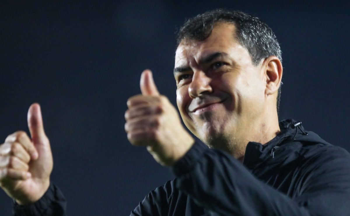 Fábio Carille aprova contratação confirmada pelo Vasco e Nuno Moreira será comprado por R$ 20 milhões