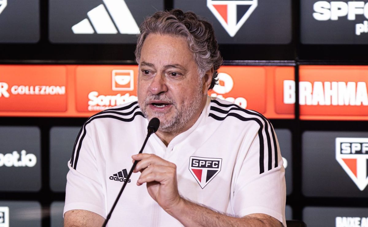 Julio Casares age nos bastidores e negocia datas para quitar salários no São Paulo