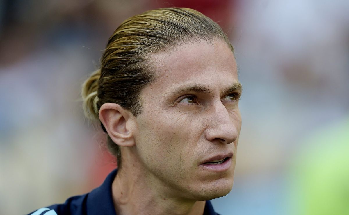 Filipe Luís gera influência direta e lateral-direito Varela aceita renovar com o Flamengo