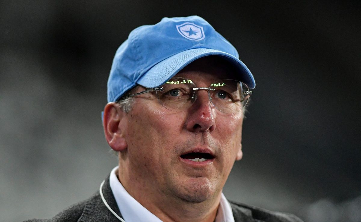 Após recusa de 7 treinadores de estilos diferentes, John Textor recebe recado do elenco do Botafogo