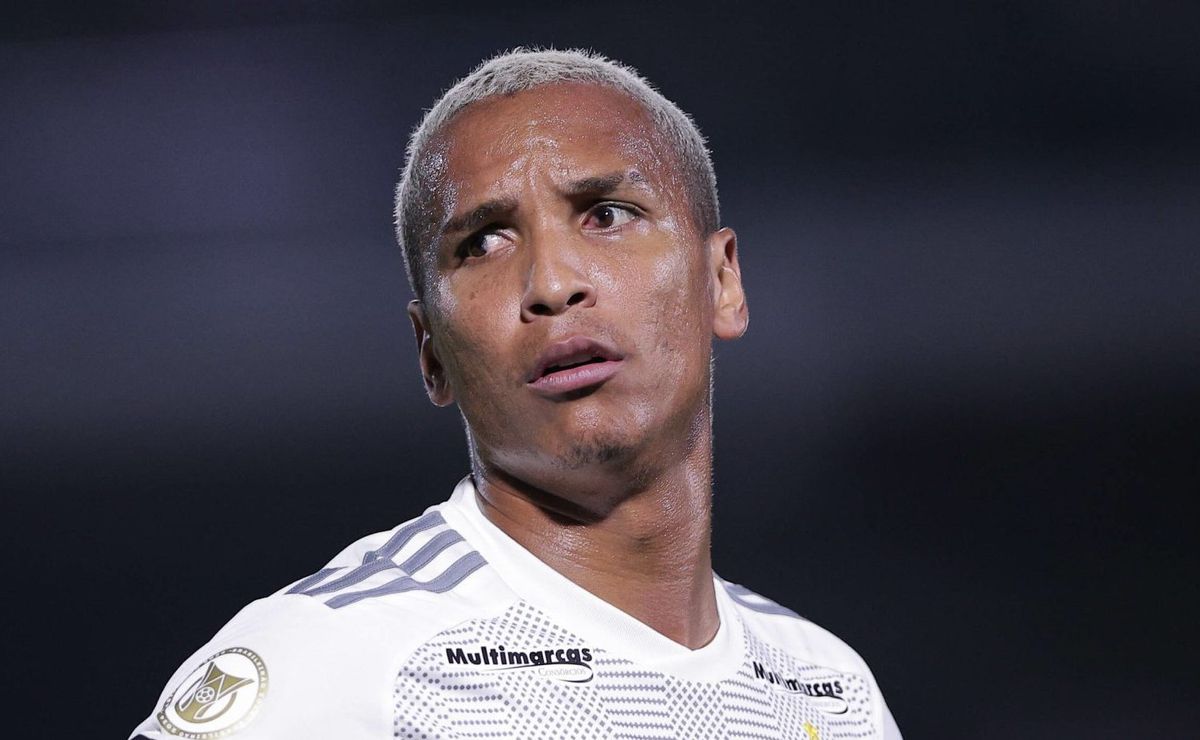 Vasco tenta contratação de Deyverson, mas alto salário travou as negociações