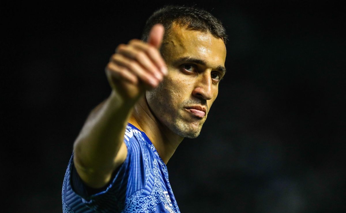 Santos toma decisão sobre chegada de novo volante para brigar por vaga com João Schmidt