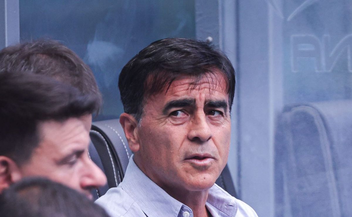 Grêmio não deve atender pedido de Quinteros sobre camisa 9 e prioriza contratação de zagueiro