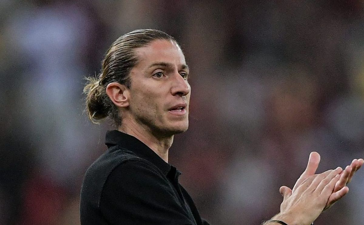 Filipe Luís é elogiado pela torcida e comparado com Jorge Jesus: “Um absurdo…”