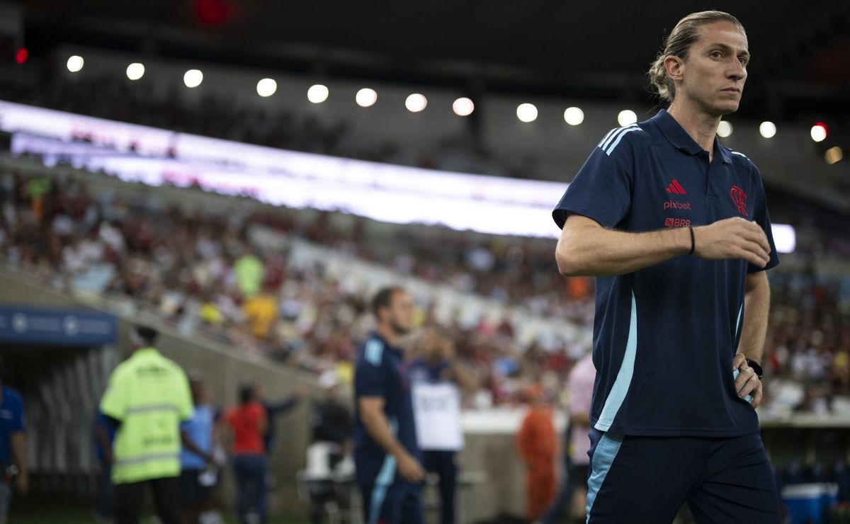 Filipe Luís avisa Arrascaeta que amizade não ganha vaga no Flamengo e meia uruguaio responde bem