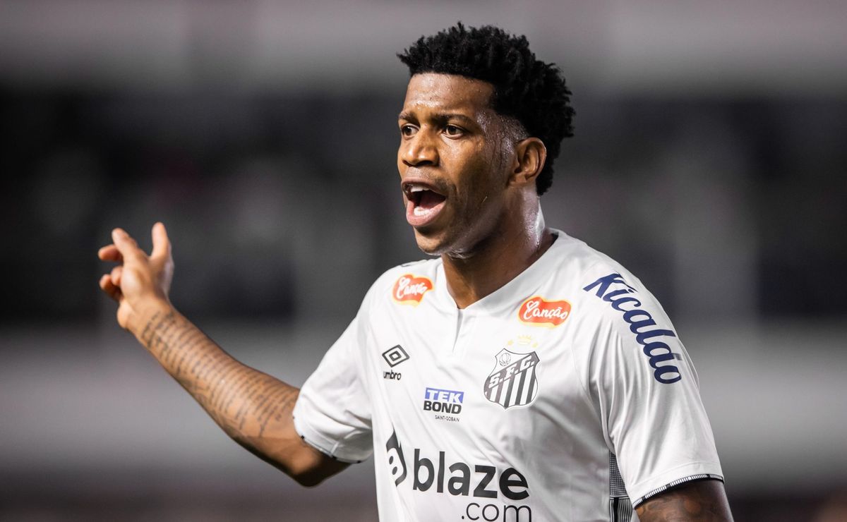 Entrada de Gil melhora o sistema defensivo do Santos e Pedro Caixinha vê reviravolta acontecer