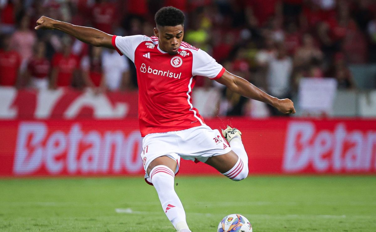 A pedido de Roger Machado, Internacional pode comprar zagueiro que virou titular