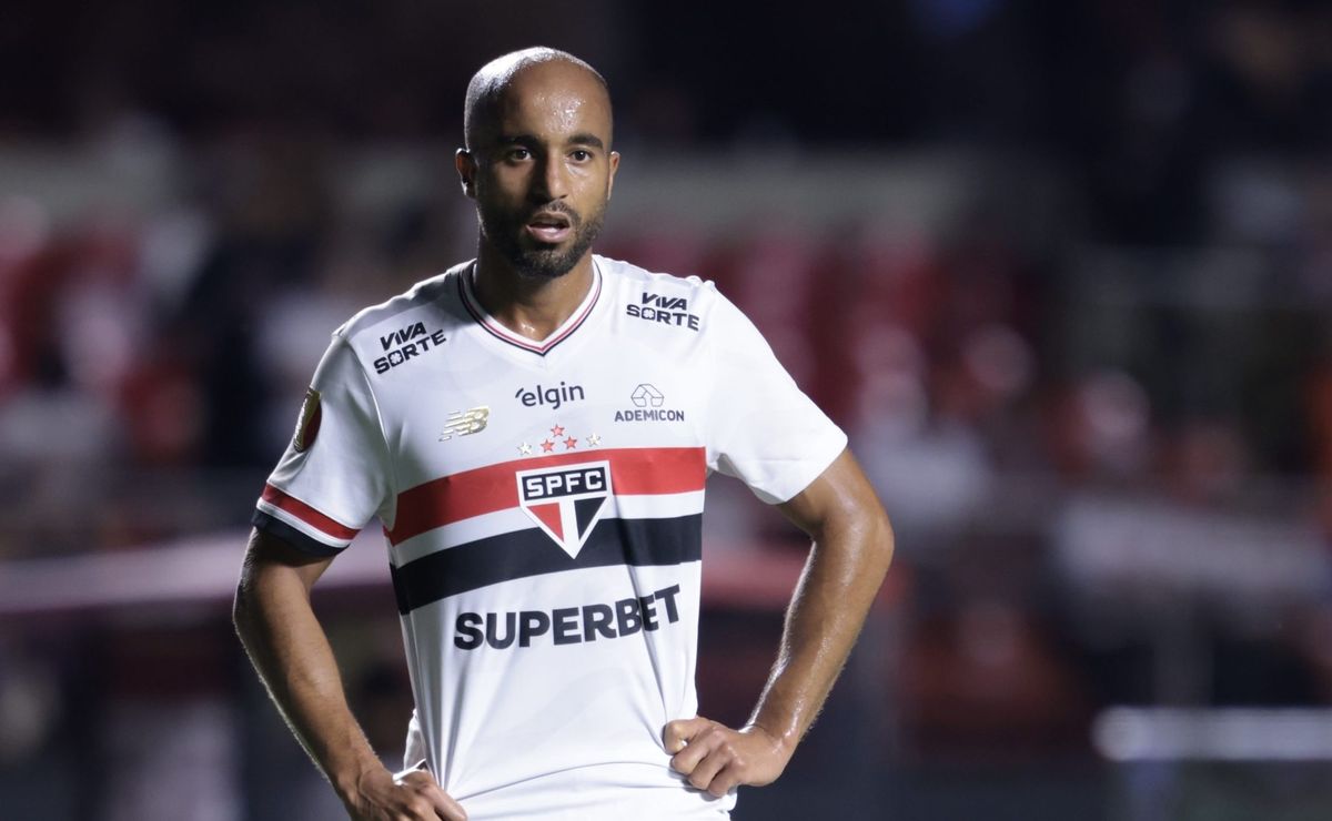 Lucas volta a falar sobre gramado sintético e manda recado ao Palmeiras: “Dá para fazer”