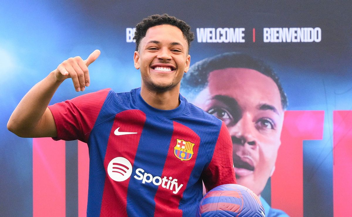 Palmeiras não desiste de Vitor Roque e espera decisão do Barcelona para acertar contratação