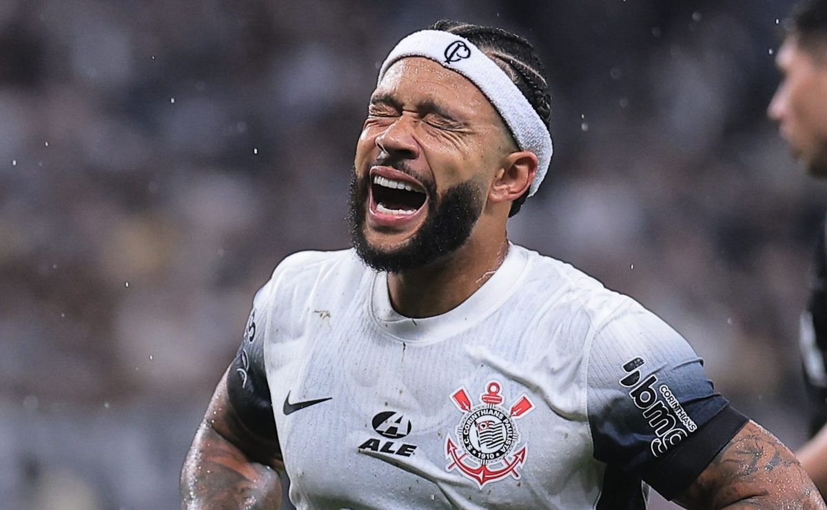 Ridículo; Memphis Depay é criticado no Corinthians após post oficial