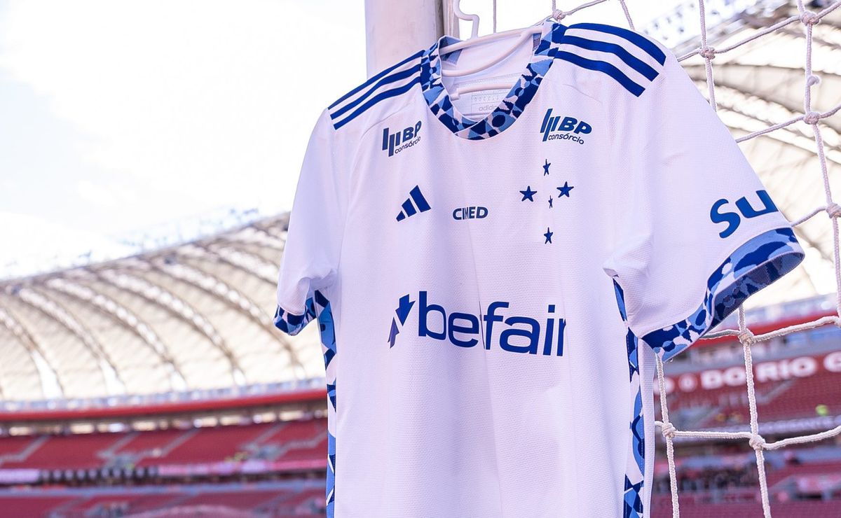 Cruzeiro inicia campanha da nova camisa branca na temporada