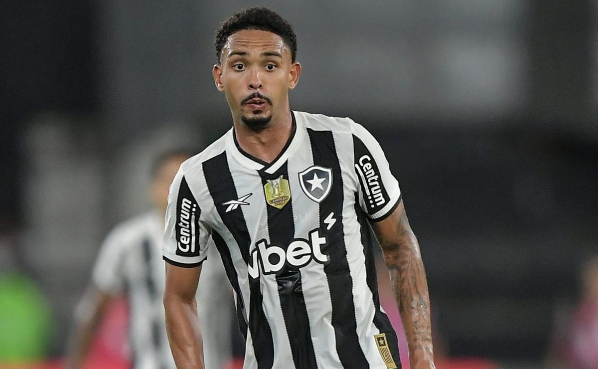Vitinho celebra seu primeiro gol pelo Botafogo