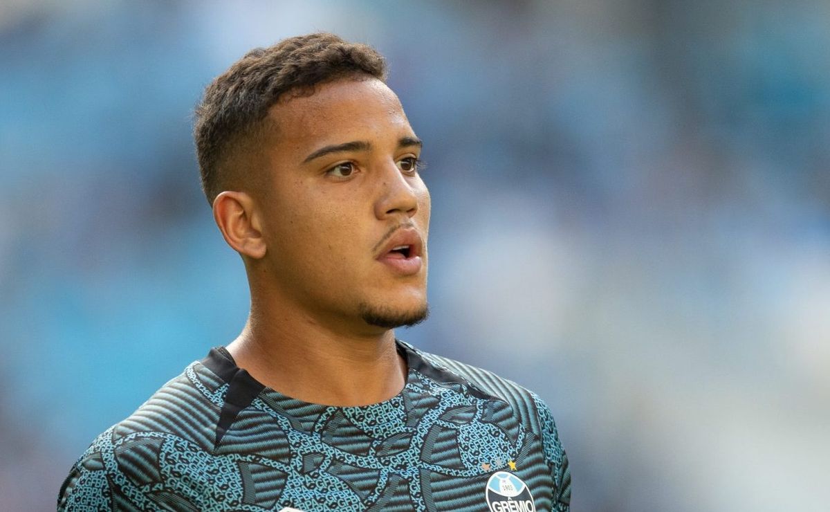 Botafogo faz proposta oficial por Gustavo Martins, do Grêmio, e recebe resposta negativa