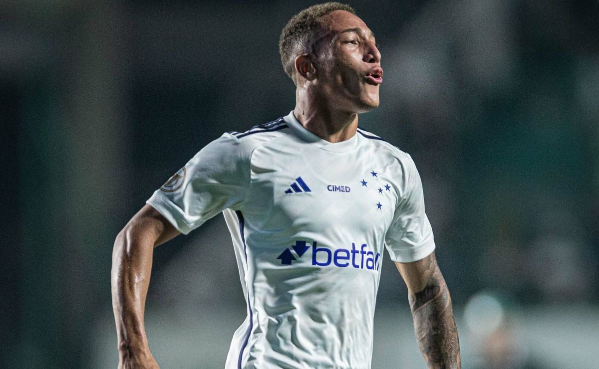 Robert, revelado pelo Cruzeiro, comemora seu primeiro título como profissional no futebol europeu