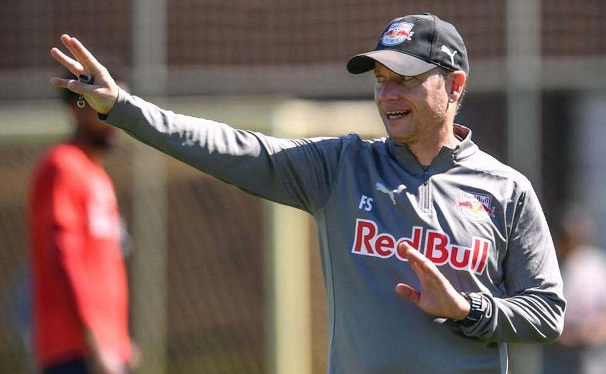 Torcida do Bragantino que cobra explicações se Seabra após escalação polêmica: “Sasha no banco por quê?”