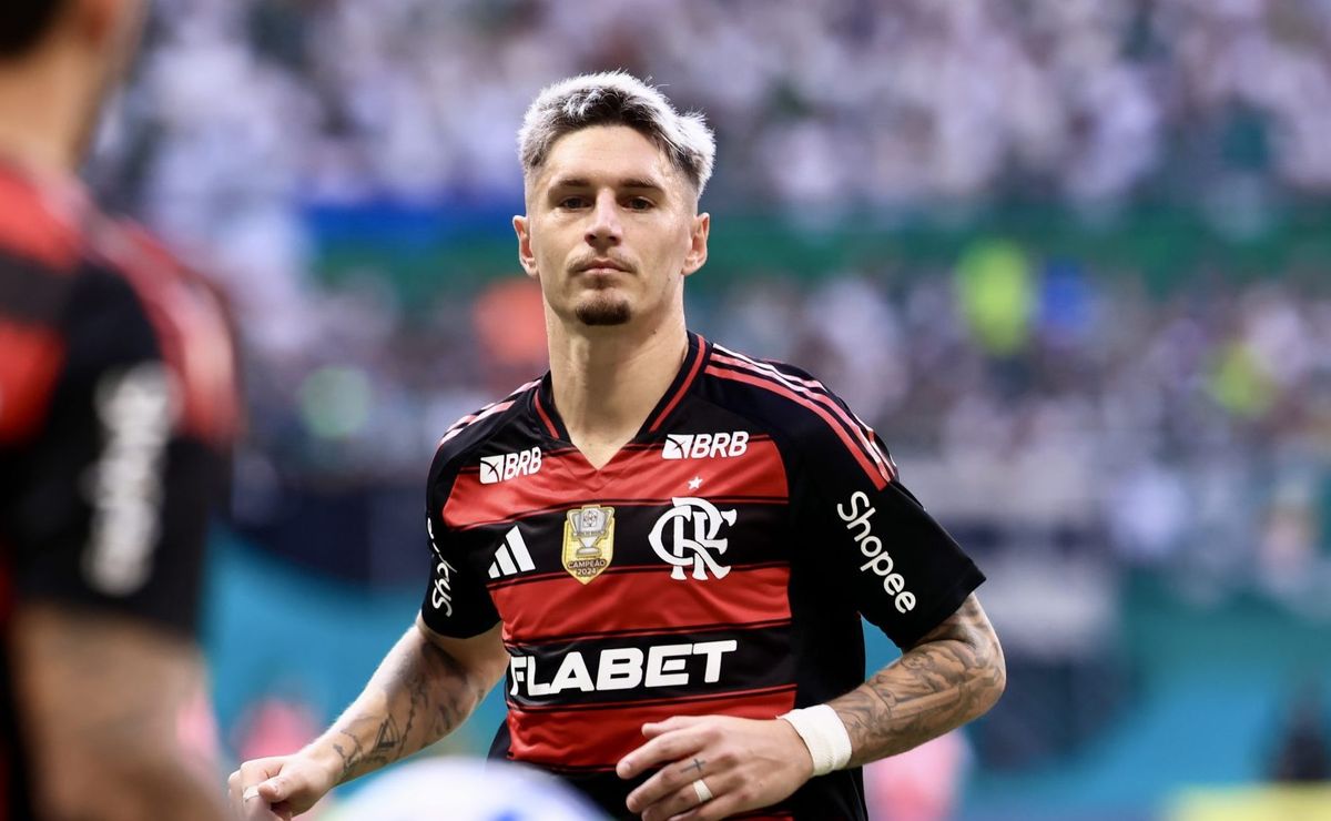 Erro do VAR: bola bate na perna de Varela antes de braço em Palmeiras x Flamengo, diz tecnologia