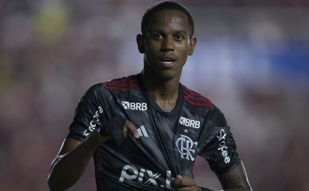 Destaque em vitória do Flamengo sobre o Palmeiras, Wallace Yan atinge marca importante com Filipe Luís