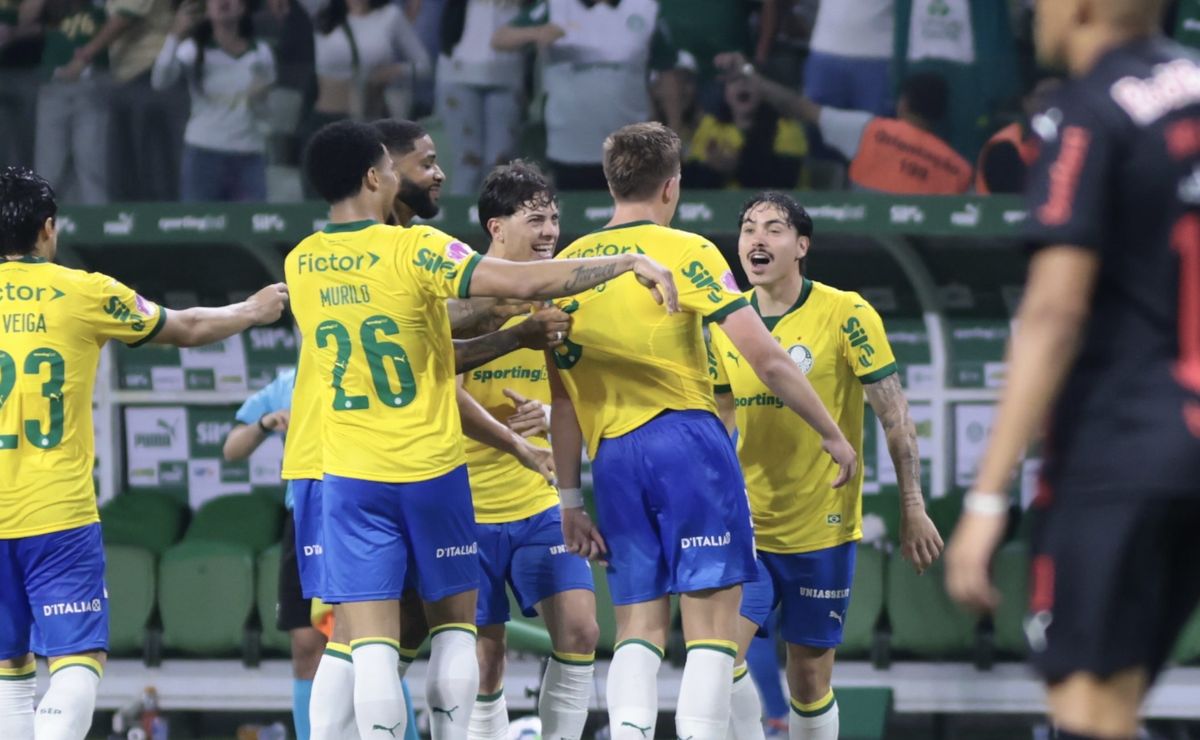 Palmeiras vira a 8ª no ano, goleia Bragantino e se mantém na liderança do Brasileirão