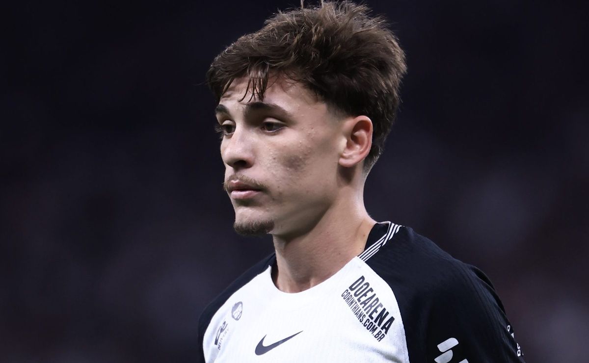 Torcida do Corinthians critica Breno Bidon após pênalti cometido em clássico contra o Santos na Vila Belmiro