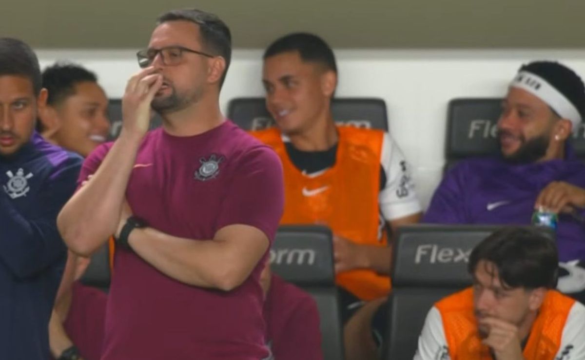 TV flagra Memphis fazendo gracinha no banco enquanto Corinthians é ‘amassado’ por Santos; assista