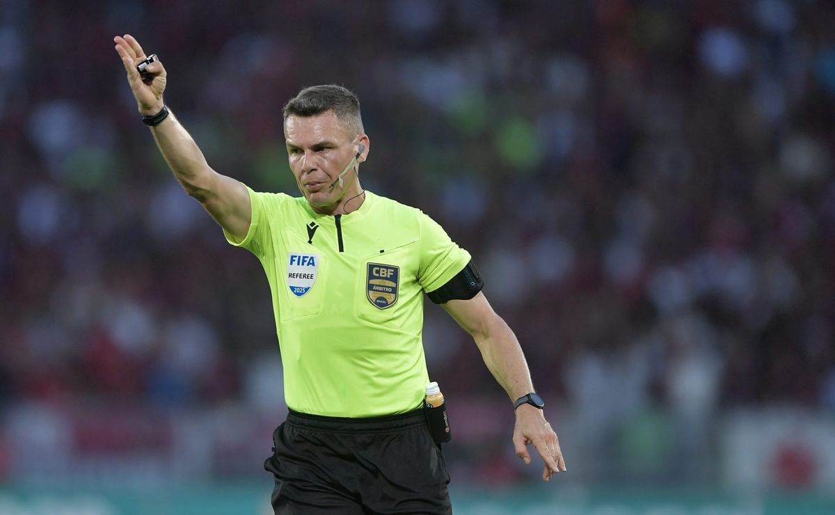 Árbitro confunde cartões e “expulsa” Kaiki Bruno e Kaio Jorge durante Atlético-MG x Cruzeiro