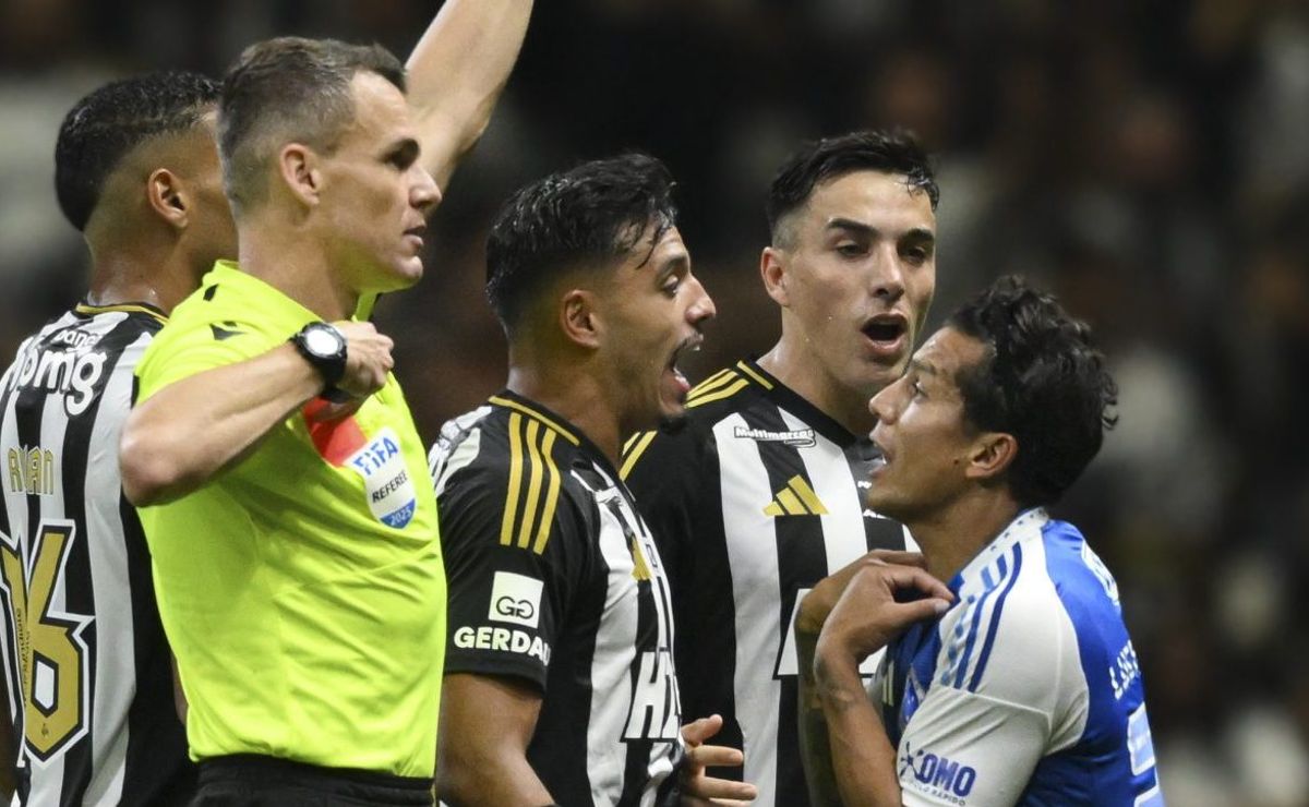 Erro de Gabriel Menino muda o clássico: Cruzeiro aproveita falha, Atlético reage e jogo termina em empate na Arena MRV