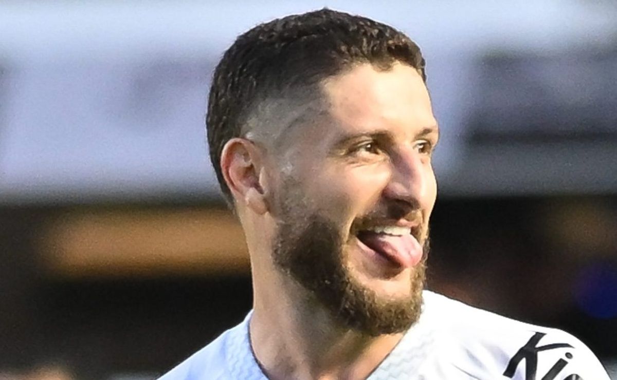 VAR chama a atenção em Santos x Corinthians, e Zé Rafael sofre pênalti de Breno Bidón no segundo tempo