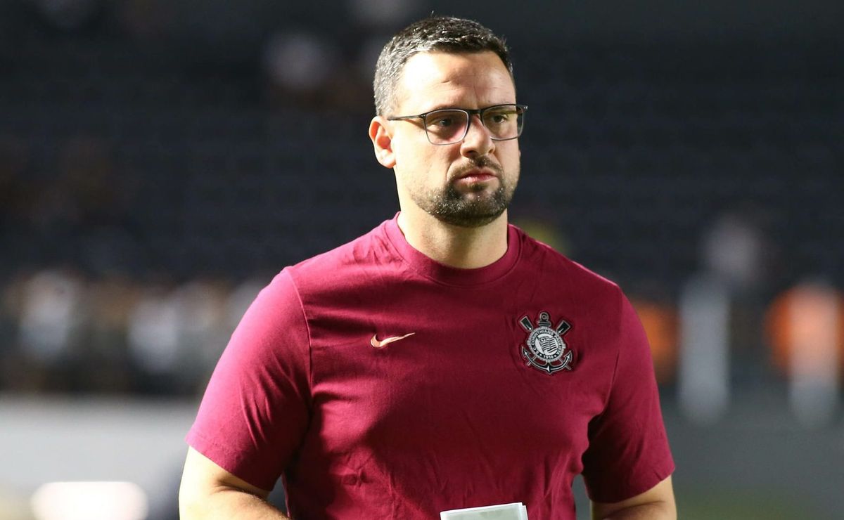 Lucas Silvestre demora para acionar Garro e Memphis Depay em derrota do Corinthians para o Santos