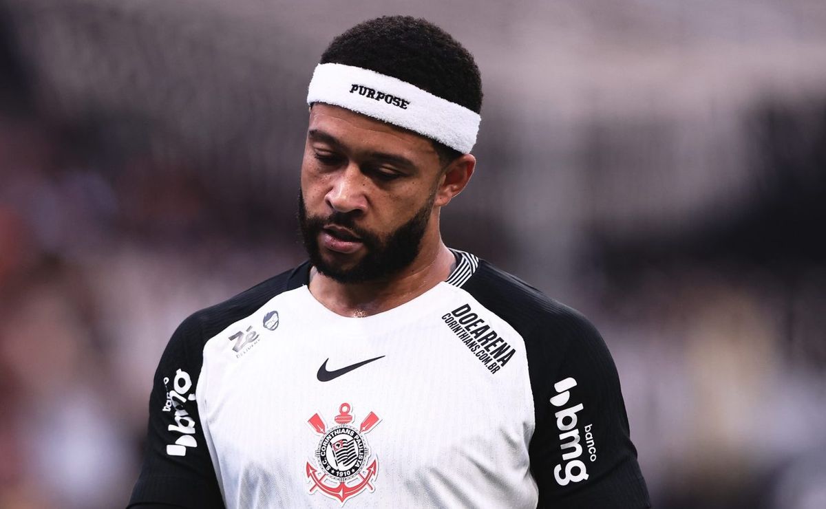 Craque Neto detona Memphis Depay no Corinthians após risada em derrota no clássico: “Que vergonha de jogo horrível”