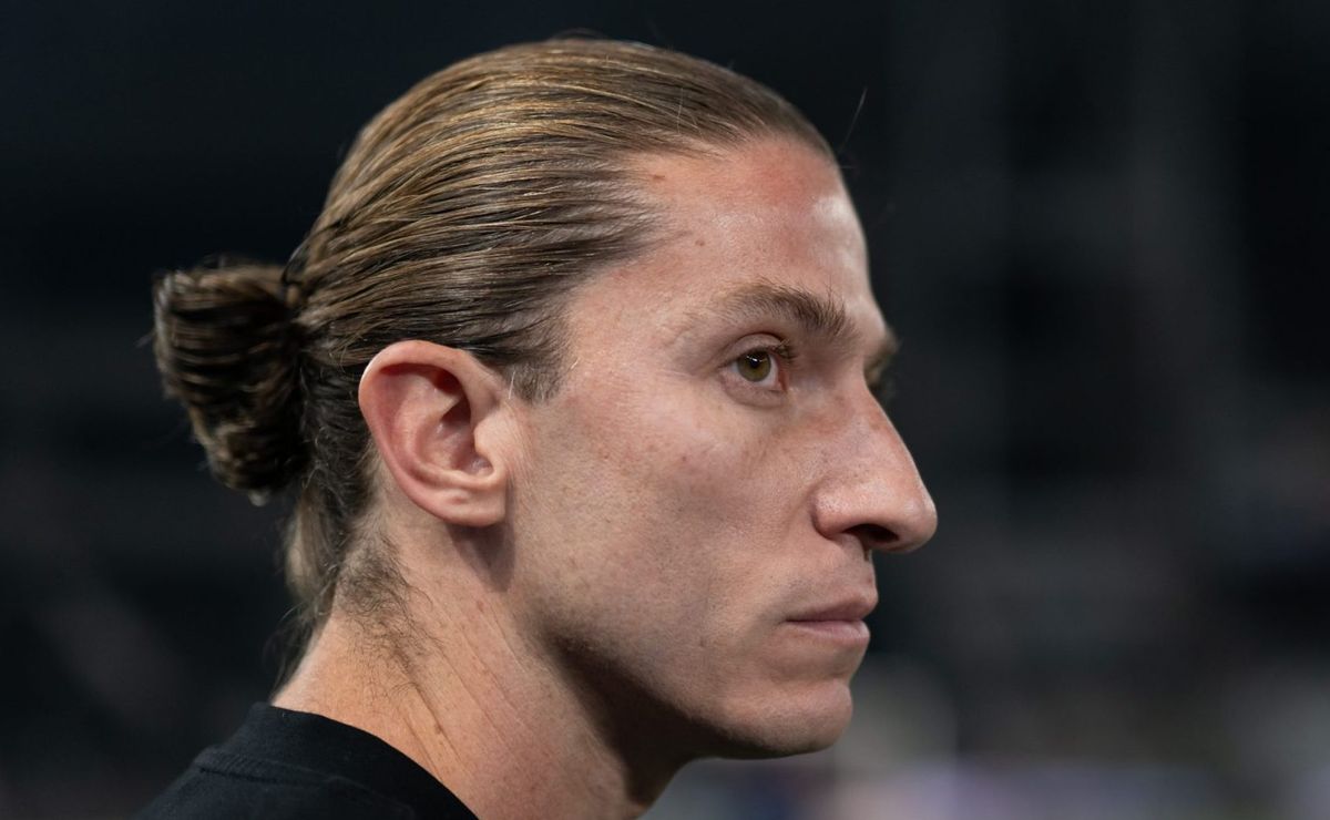 Filipe Luís define time titular para Flamengo x Palmeiras neste sábado (18) com dúvida entre Luiz Araújo e Carrascal