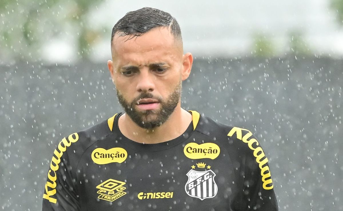 Guilherme fica abalado após derrota do Santos e críticas da torcida com gol perdido na Vila Belmiro