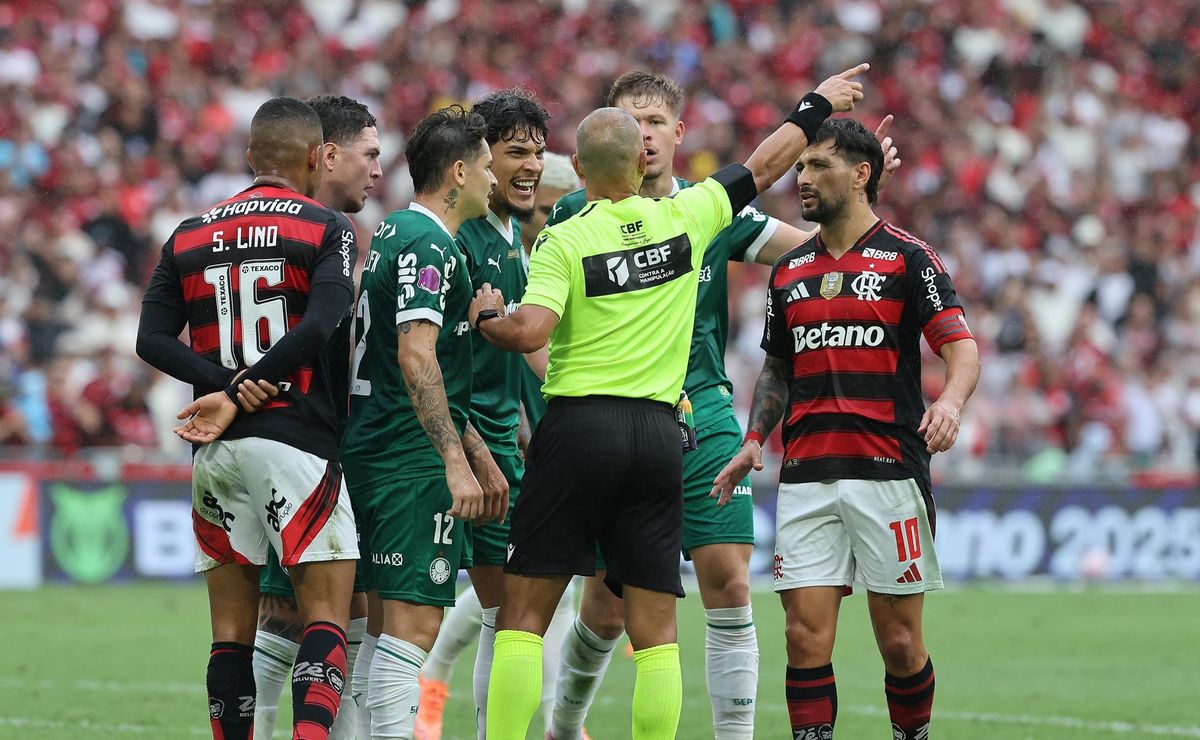 Jogadores do Palmeiras se motivam após arbitragem de Wilton Pereira Sampaio, diante do Flamengo