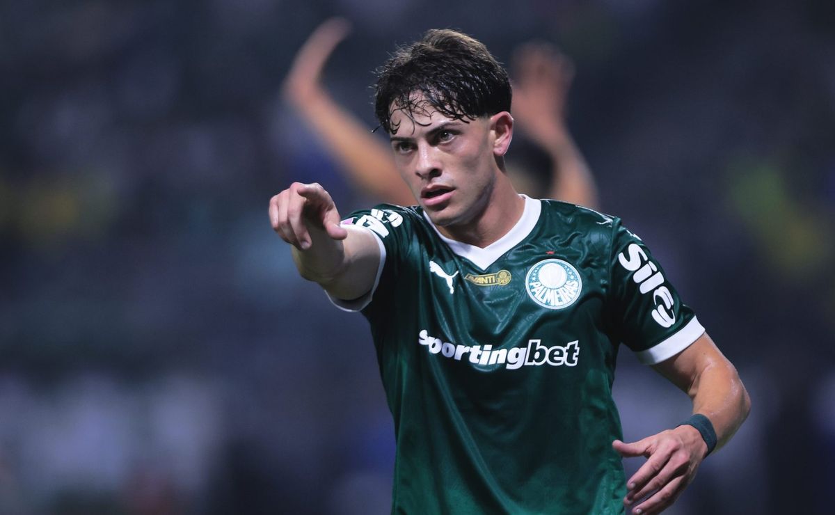 Giay leva soco no rosto em derrota do Palmeiras, mas árbitro não expulsa jogador da LDU
