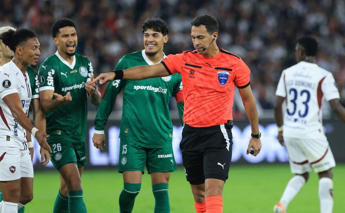 Pênalti marcado e agressão em Giay são destaques da arbitragem de Facundo Tello em LDU x Palmeiras