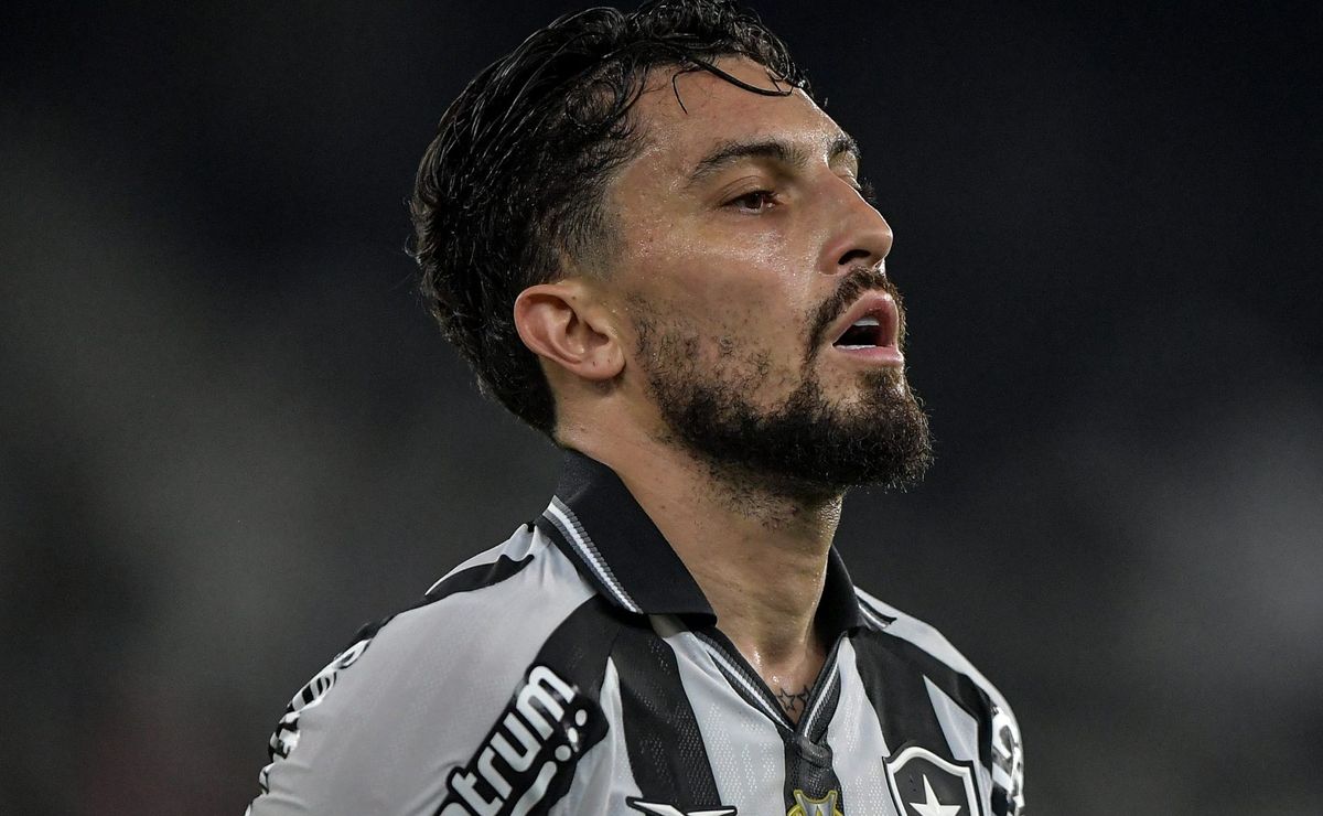 Alex Telles, do Botafogo, faz elogios ao elenco do Santos após empate: “Equipe que tem qualidade”