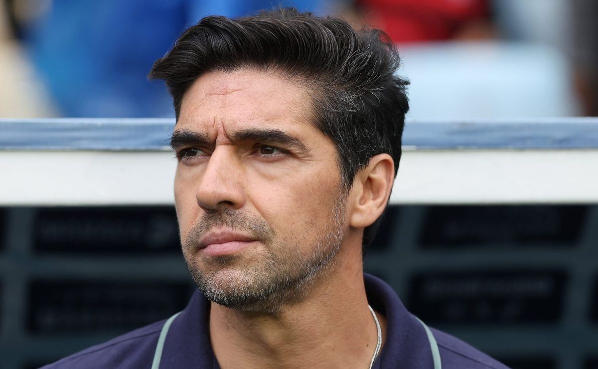 Abel Ferreira é chamado de hipócrita por RMP: “Palmeiras foi beneficiado mais uma vez”